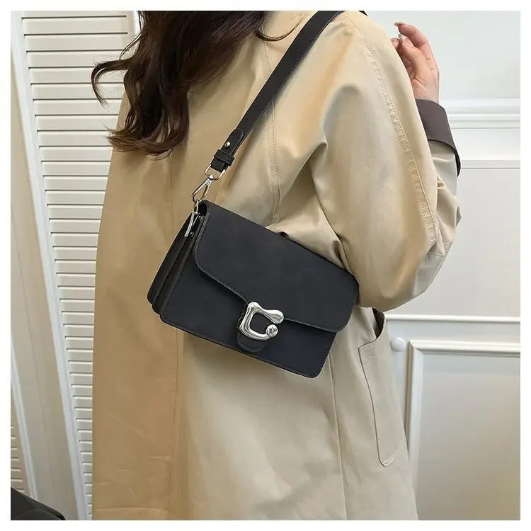 

Высококачественная женская нишевая маленькая квадратная сумка 2025 года — новая однотонная, простой дизайн, универсальная для поездок на работу, сумка через плечо