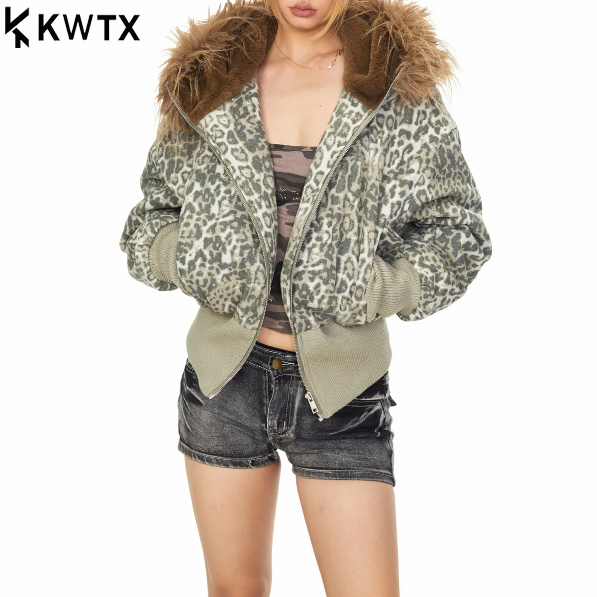 

KWTX женское толстое зимнее пальто с цветными блоками и меховым воротником с леопардовым принтом и капюшоном, шикарное пальто 2025 года, новая повседневная верхняя одежда, затягивающий талию, дизайн