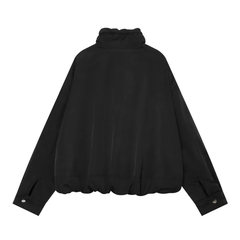 Neue wasserabweisende, wattierte Damenjacke mit Stehkragen, Kordelzug am Saum, Reißverschluss, losen langen Ärmeln, Taschen und kurzem Schnitt aus Baumwolle. – Detail 14