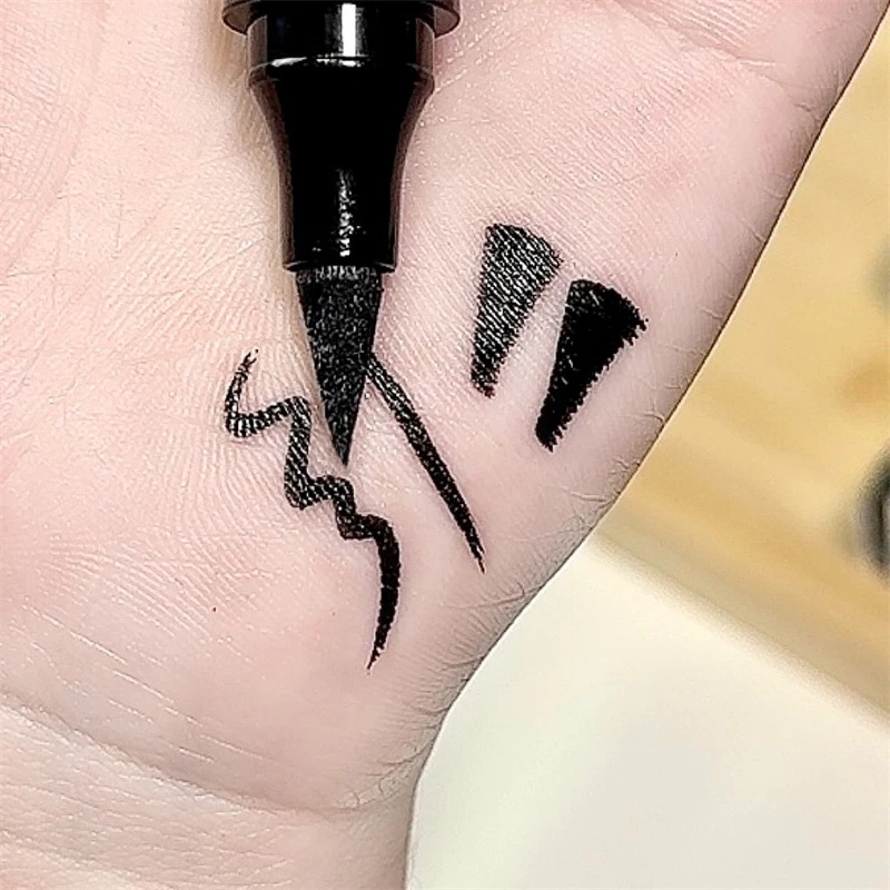 Penna per eyeliner a doppia estremità ad asciugatura rapida Triangolo nero Sigillo a stella Matita per eyeliner liquida a lunga durata impermeabile senza sbavature Cosmetico