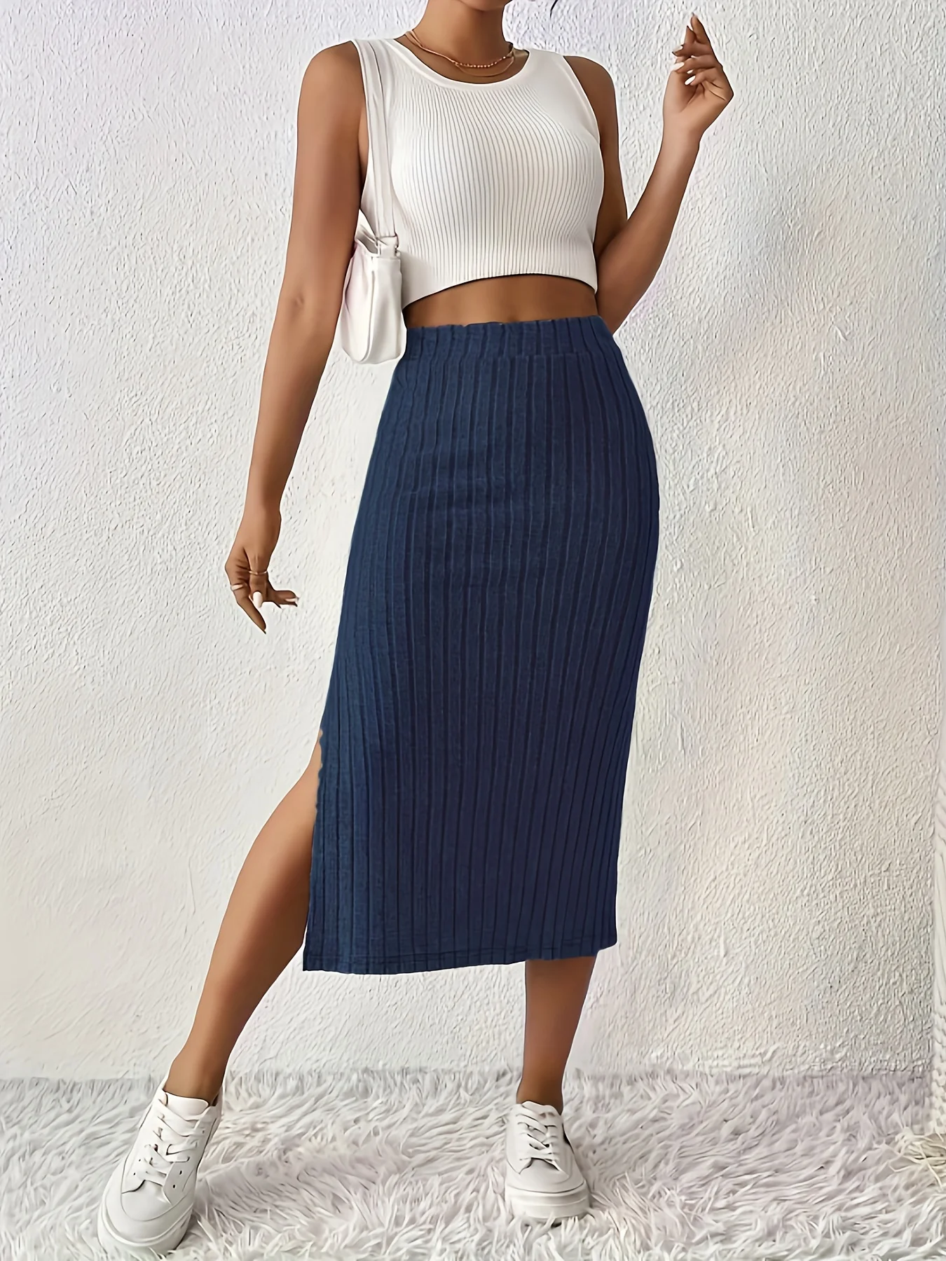 

Элегантная, модная, непревзойденная, простая, уникальная и изысканная женская юбка-карандаш темно-синего цвета с разрезом.