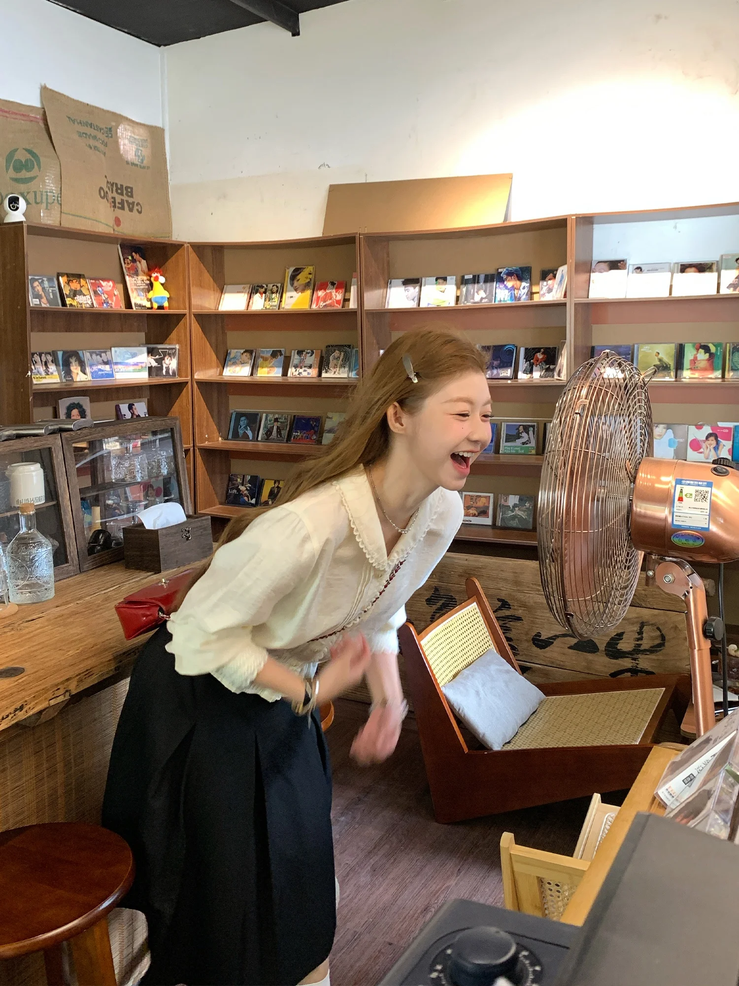 

Весенне-летняя женская рубашка с длинным рукавом, приталенная, с воротником «кукла», повседневная, свободного кроя, модная, тонкая, для офиса