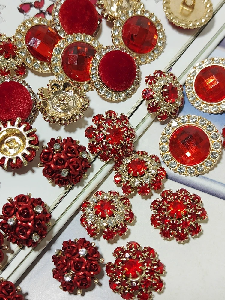 Freudiger Kleider knopf mit roten Strass steinen