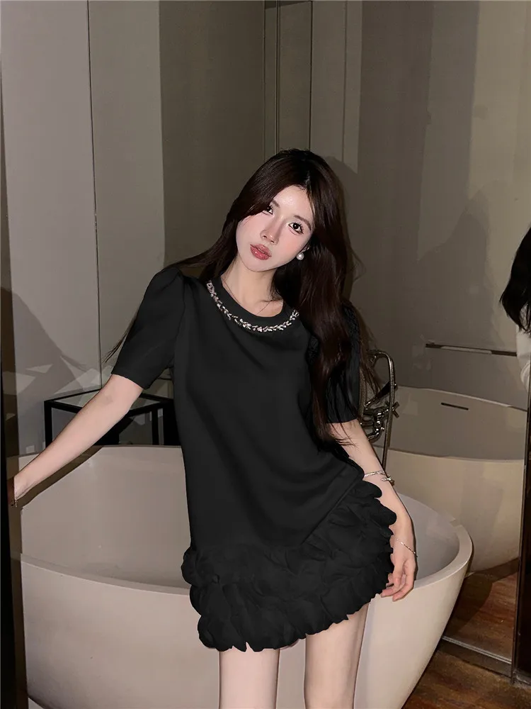 ผู้หญิงสีดําสีขาว Chic ลูกปัด O คอลําลองมินิชุดดอกไม้กลีบ 2025 ฤดูร้อนใหม่แฟชั่นแขนสั้นหลวม T เสื้อชุด