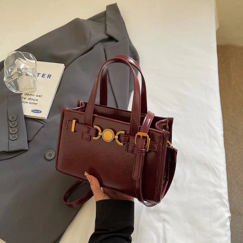 

Новинка зимы 2025 года, минималистичная квадратная сумка для женщин, изысканная сумка через плечо с верхней ручкой, шикарная трансформируемая сумка через плечо