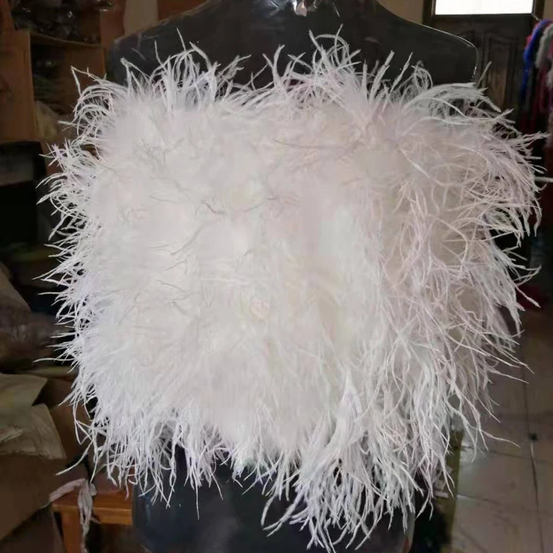 Neuestes Design eines Kleides aus 100% natürlichen Straußenfedern, mehrfach geschwungenes Design, durchsichtiges rückenfreies Kleid, sexy Damenkleid. – Detail 17