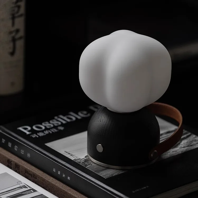 مصباح ليلي بجانب السرير مصنوع من القطن السحابي الكريمي والرياح وغرفة النوم، مصباح مكتبي شحن محمول وبسيط وحديث