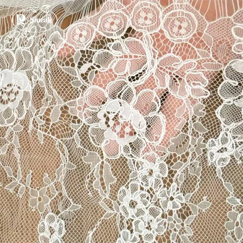 Handgefertigter Spitzenstoff mit französischer Blumenstickerei. Verwendet für Brautkleider und Nähzubehör. – Detail 2