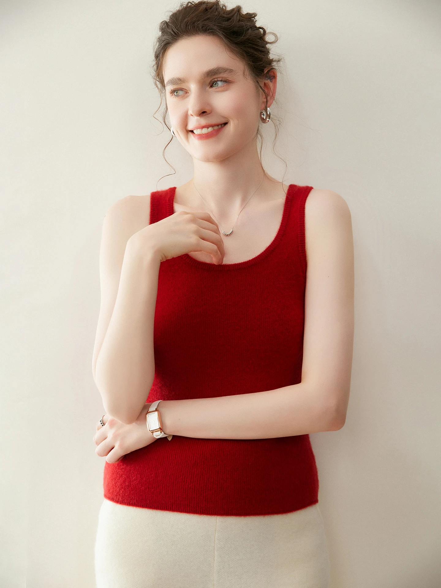 

Early Spring 2026 Women's Camere Vest Red New Year Svel round Ne Knitted irt Versatile Base Layer irt