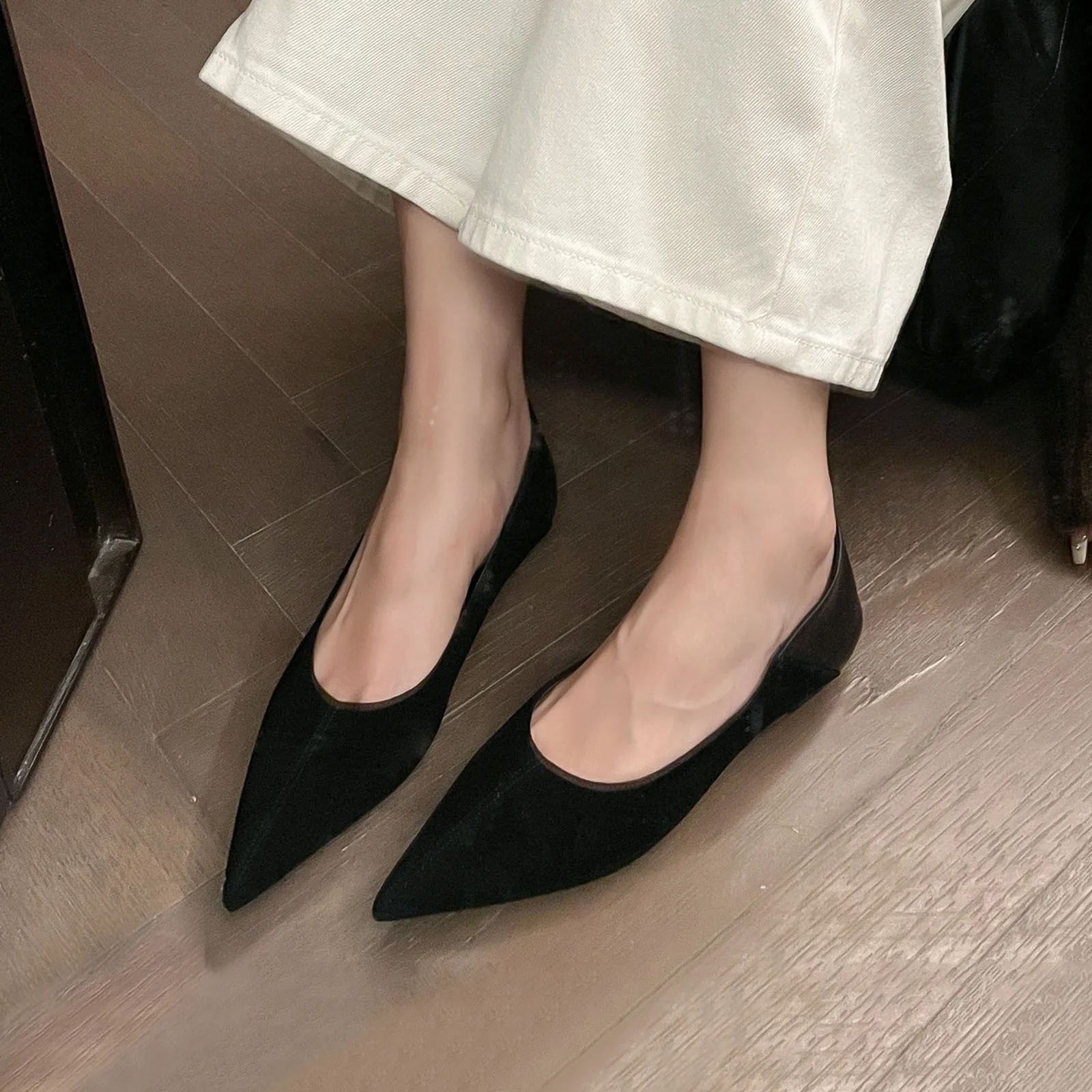 Spring new first-layer calfskin flat-soled single shoes~ temperament pointed head one-pedal commuting small leather shoes large