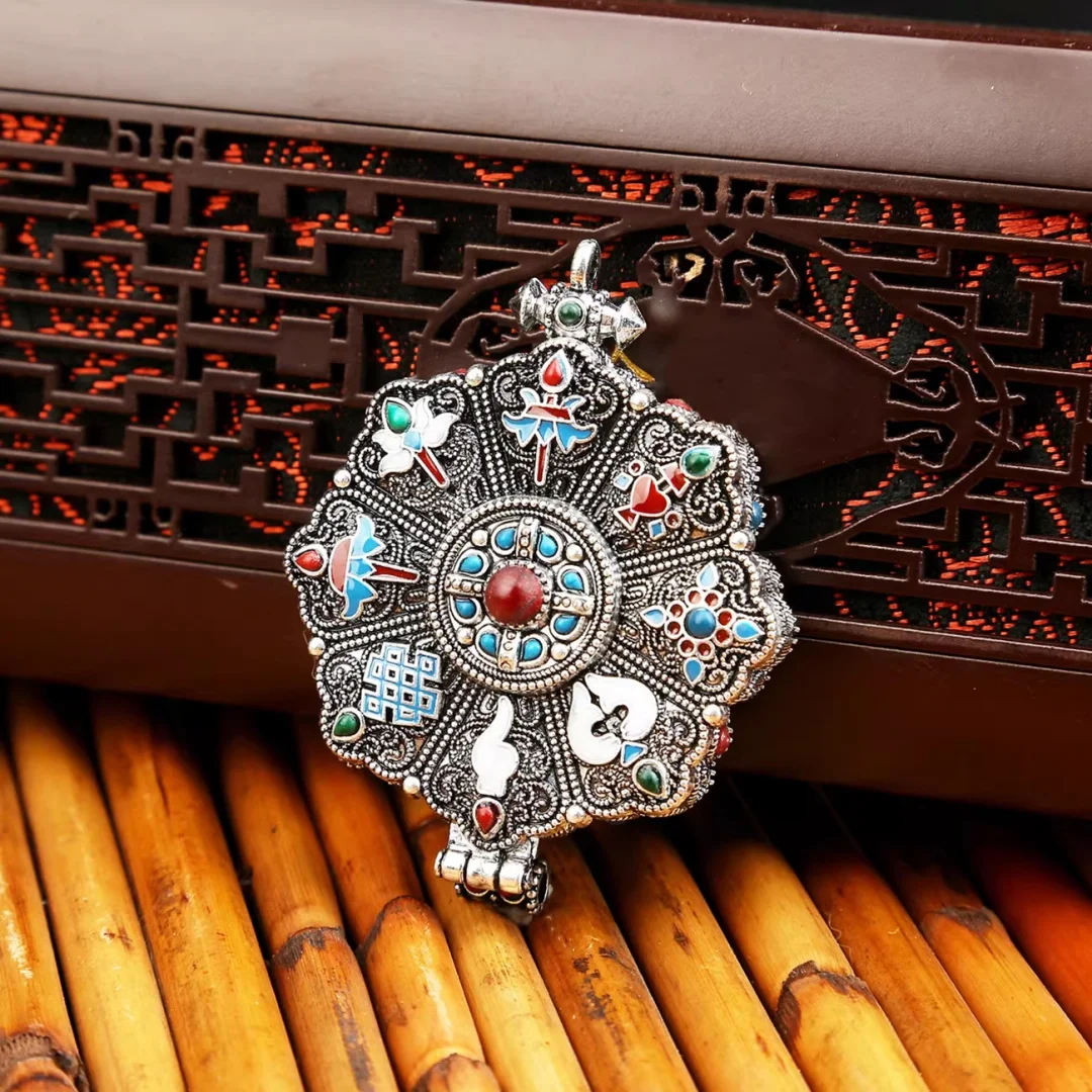 Tibetan Gawu box babao box eight auspicious six-character mantra pendant pendant jewelry can be opened.