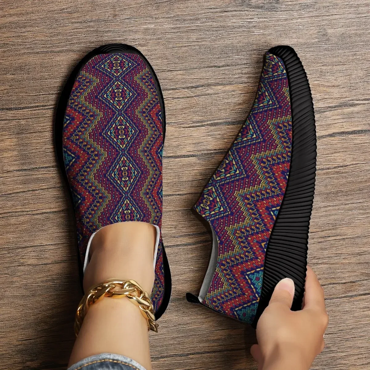 

Мужская повседневная обувь с плоской подошвой и неглубоким горлышком. Легко носить. Модная прогулочная обувь. Рождественский фестиваль. Дизайн печати.