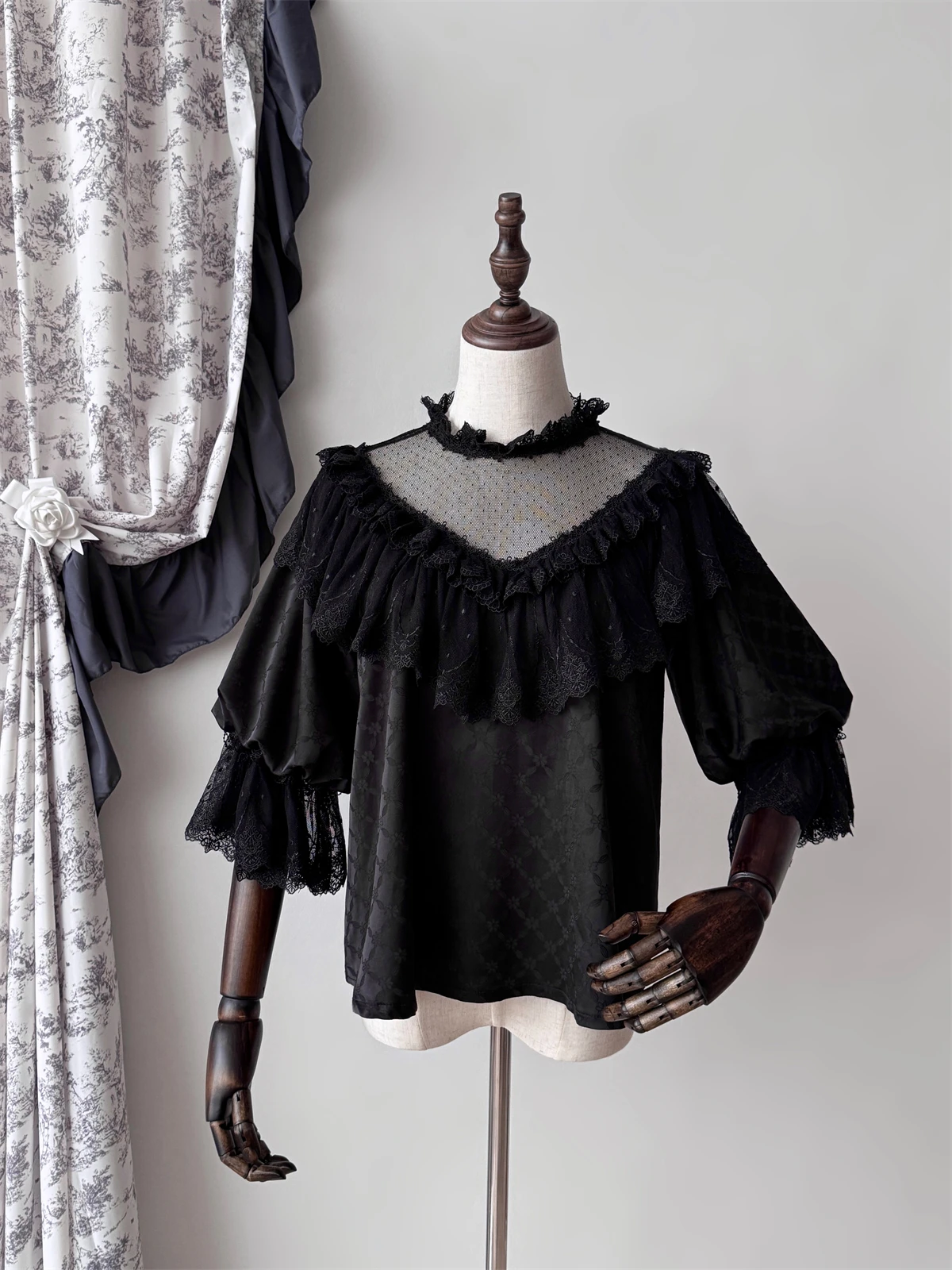 ~Dream Awaken~Elegant Lolita Shirt with Tulle V-line Neckline by Muppet Mind Ben  Pre-order