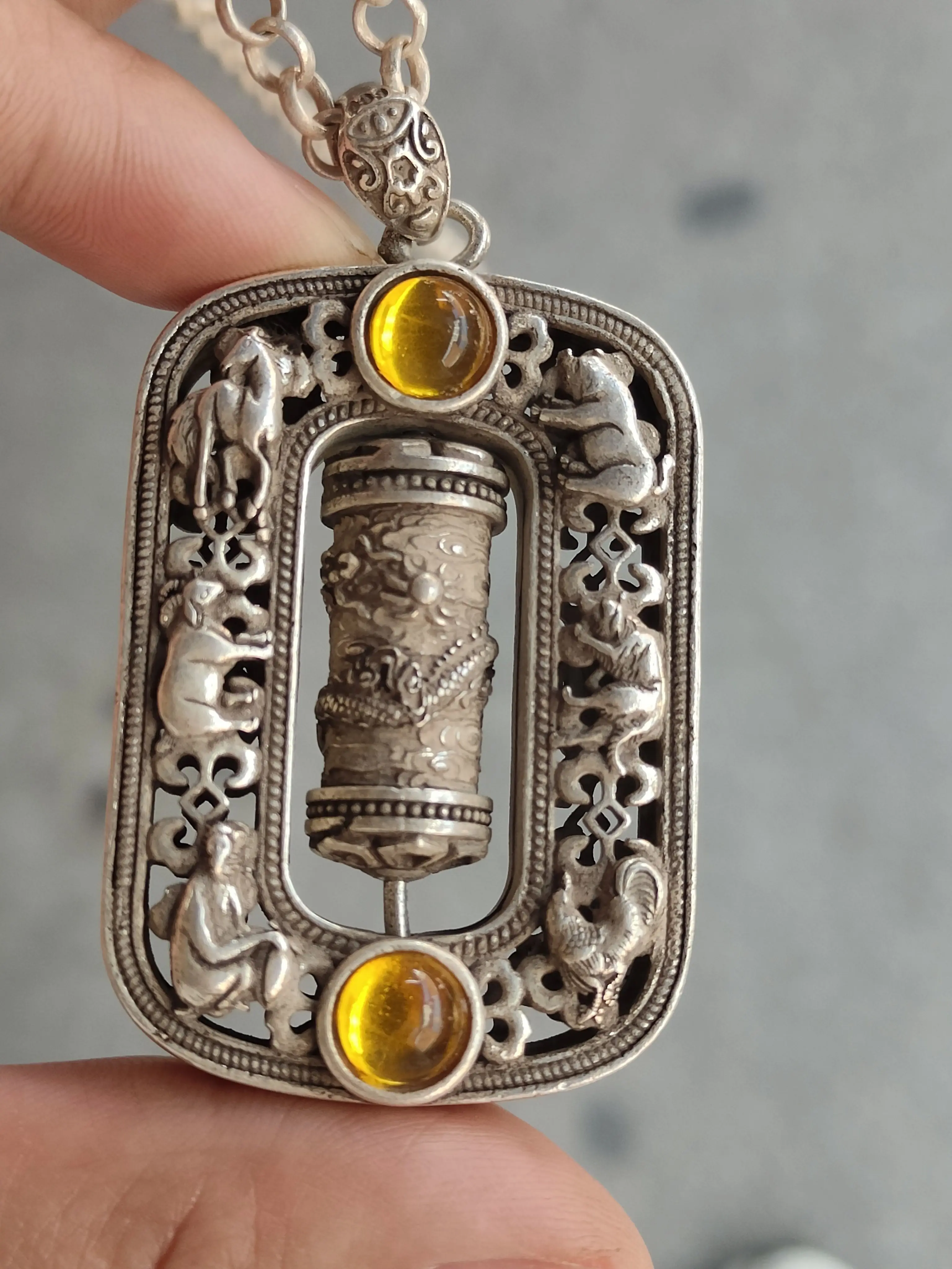 A variety of Chinese Tibetan silver brand pendant Qianlong year old silver pendant old goods Miao silver craft silver pendant