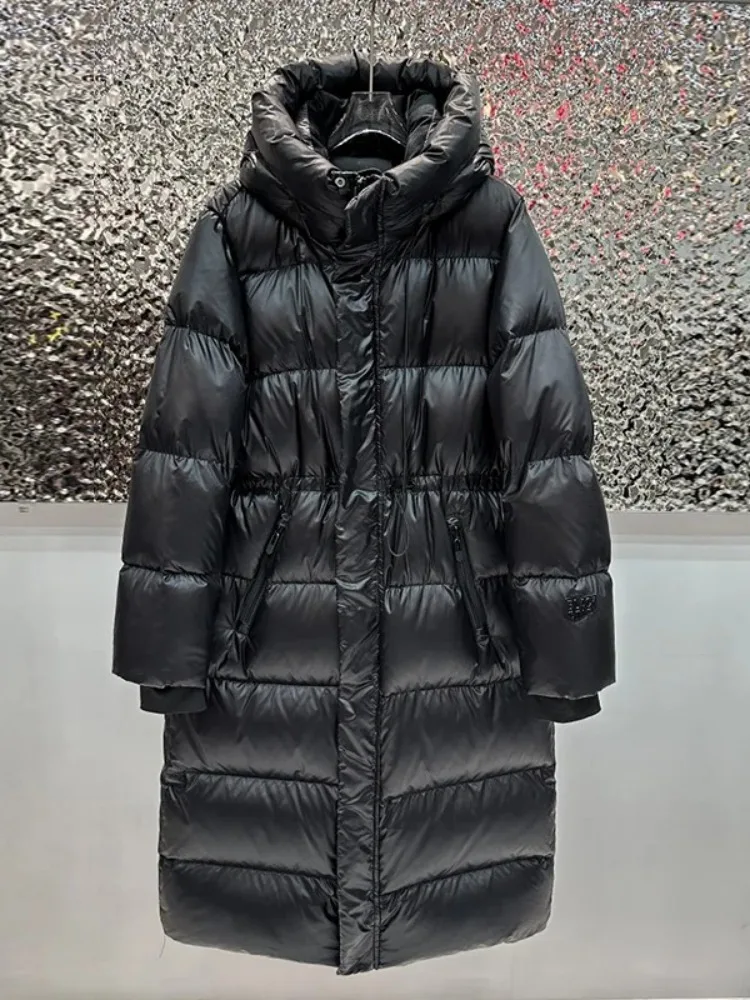 سترة نسائية طويلة للغاية بغطاء للرأس لشتاء 2025، معطف منتفخ سميك للغاية ببطة بيضاء 90%، سترة دافئة منفوشة باللون الأسود اللامع #1