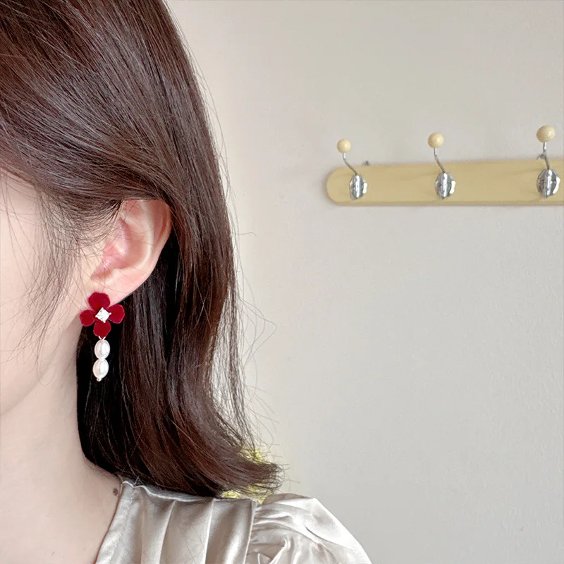 

New autumn and winter retro red flower pearl pendant earrings, high-end and fashionable earrings