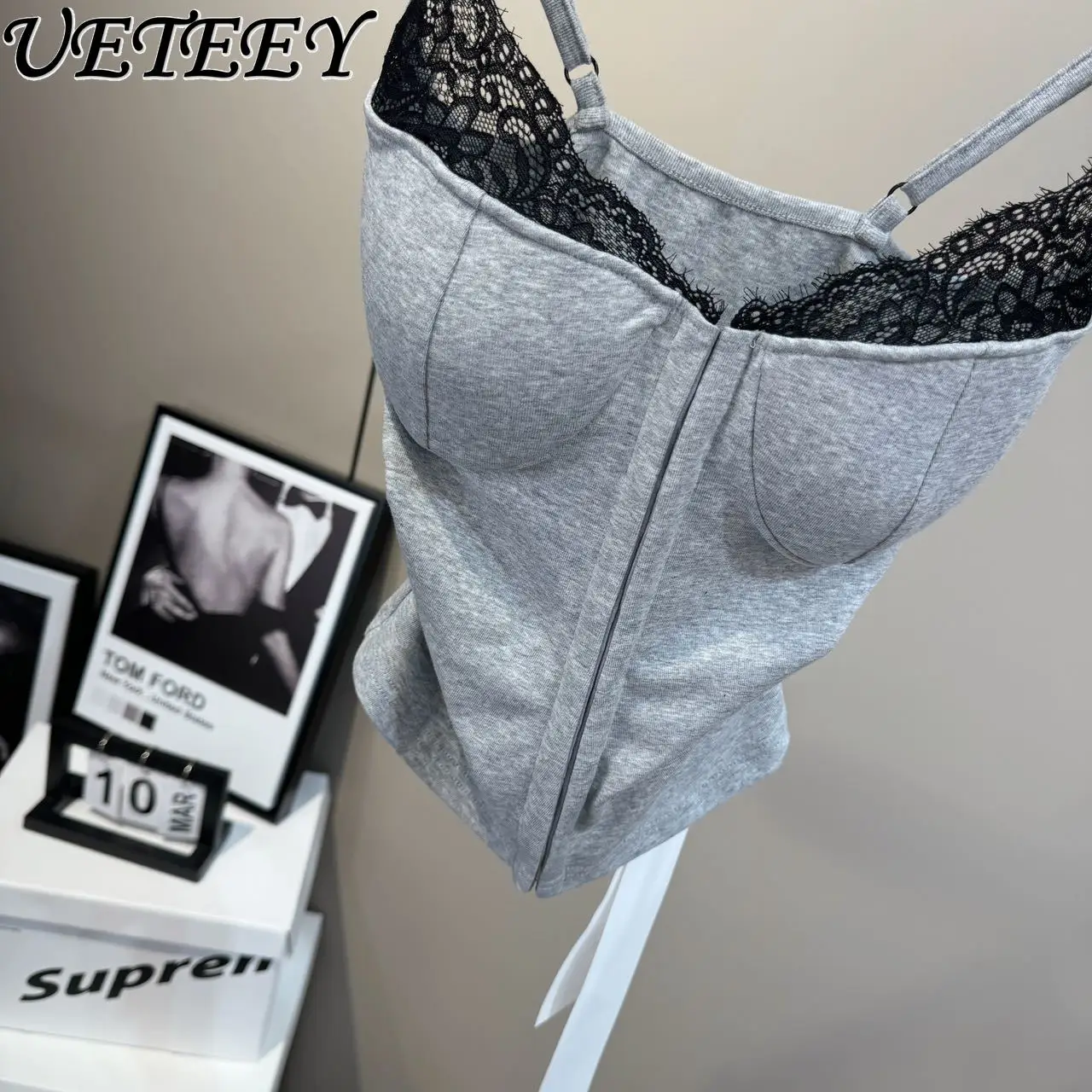 

Осень 2024, новая кружевная лоскутная черная майка для женщин, майка с крючком на талии, утягивающий нишевый дизайнерский жилет, укороченный женский топ