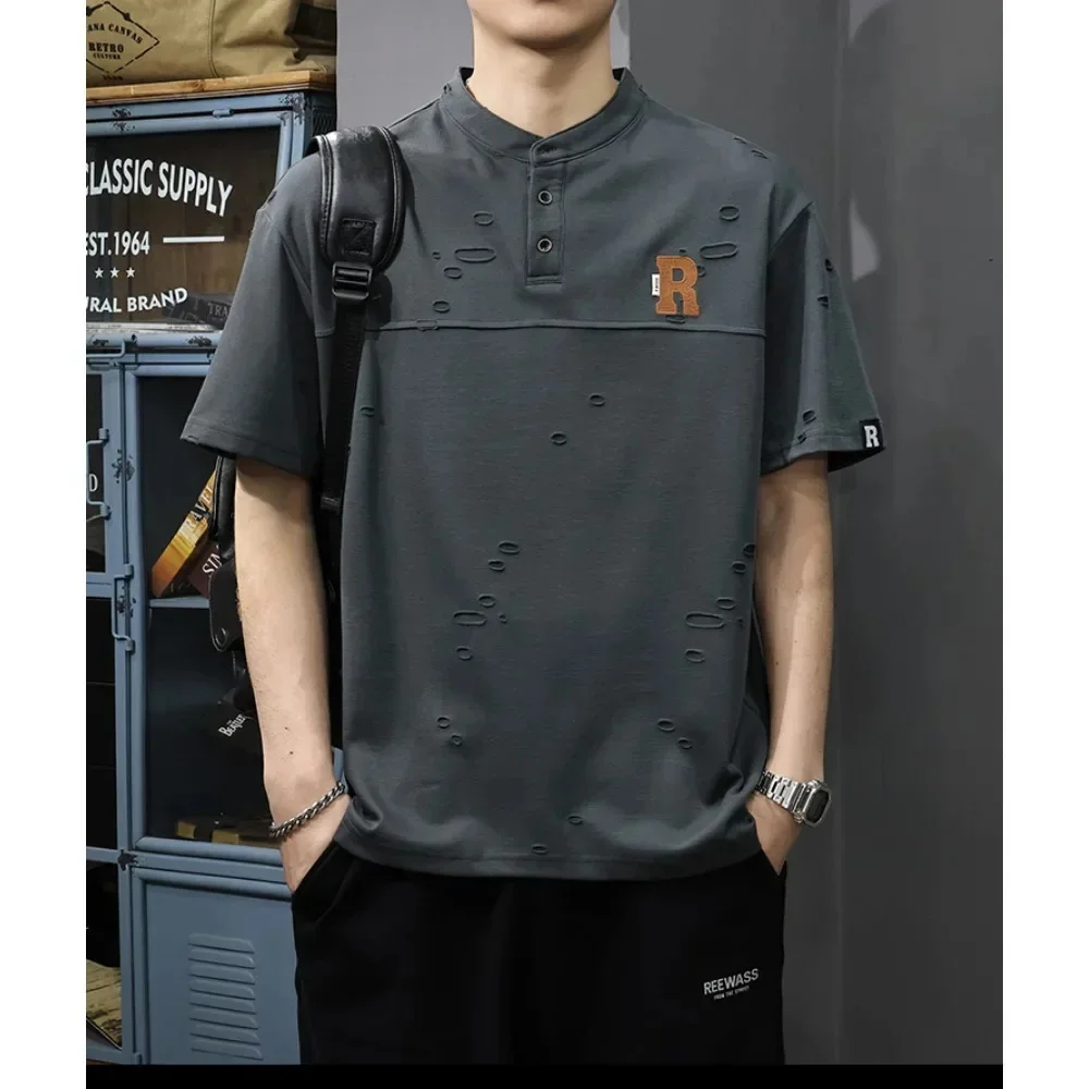 

2026 Рубашка-поло с короткими рукавами и воротником Генри с тяжелой вышивкой, мужская модная брендовая повседневная свободная футболка с дырками