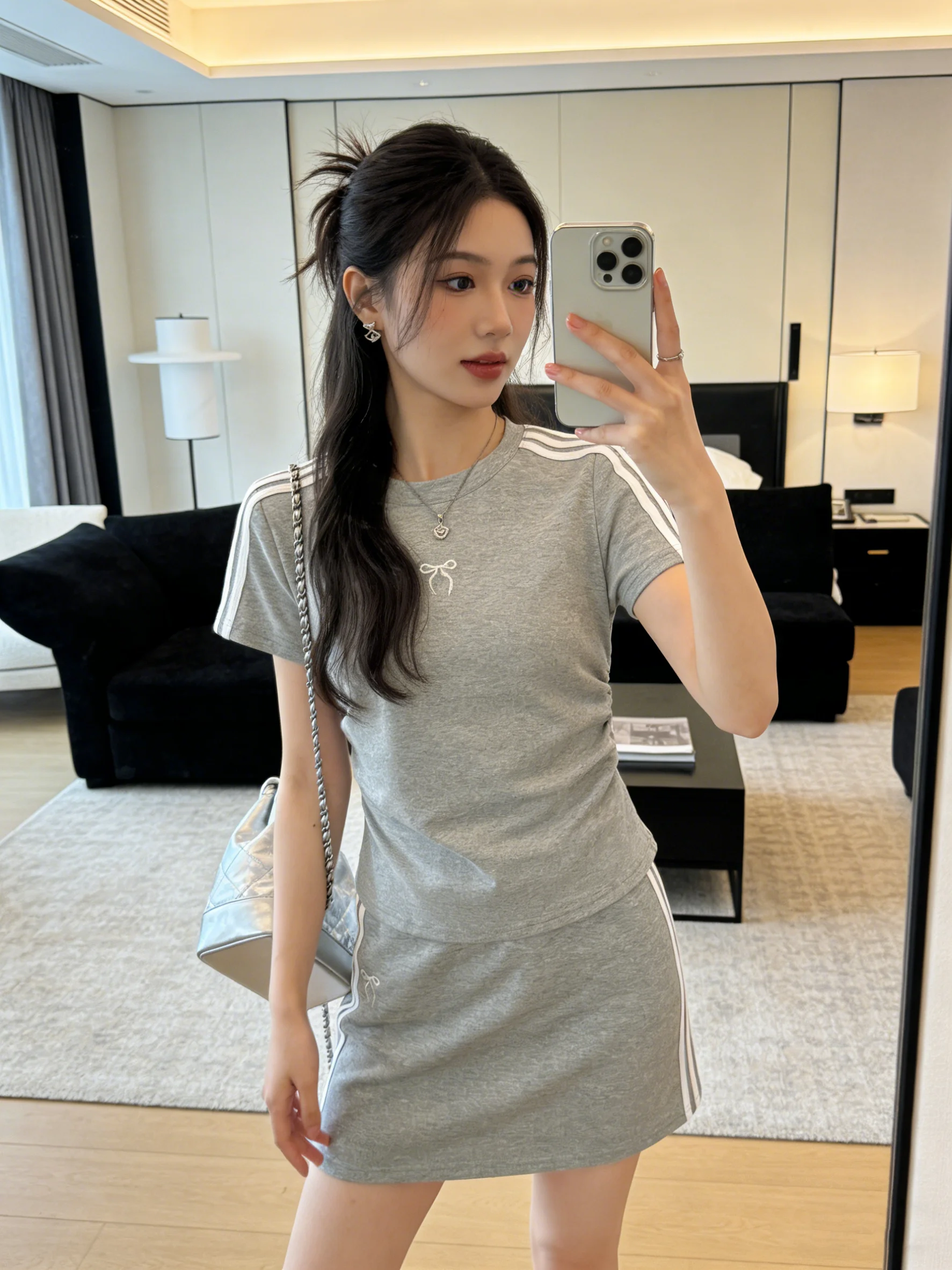 

Модный молодежный полосатый комплект из двух предметов: футболка и юбка с высокой талией, облегающая, дышащая, повседневная, для весны и лета.