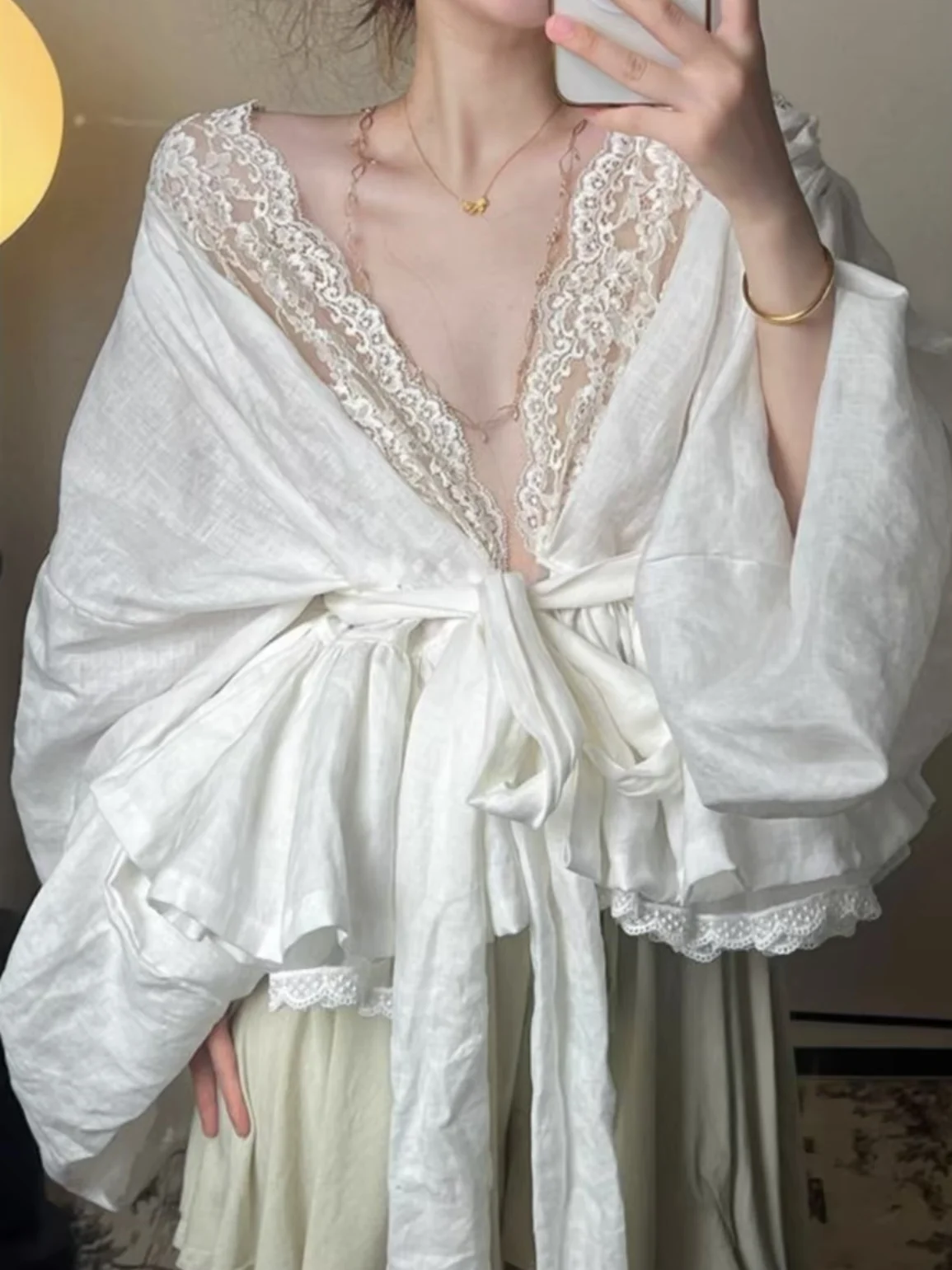 レーストリムVネックロングスリーブ女性用サマートップ、ウエストシェイプ、美しいトップス、フレンチスタイル、ピュアカラーボタンD...