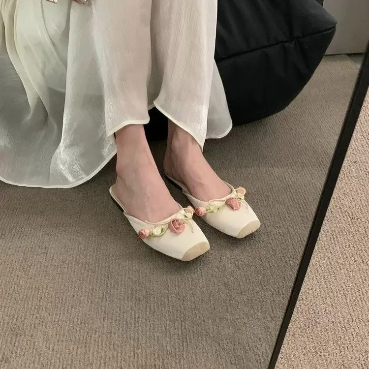 

Весенняя цветочная фея! Женские полутапочки с квадратной головкой и розой носят плоские каблуки весной и летом.