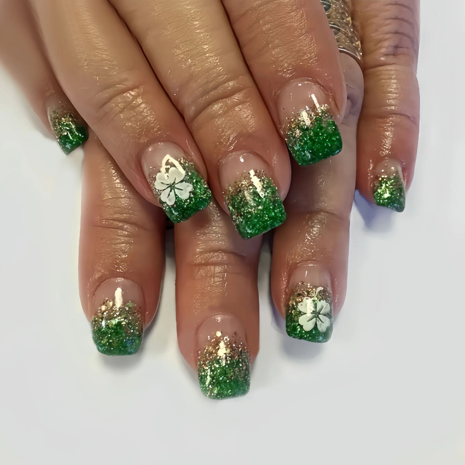 เล็บปลอมแบบสั้น-กลางสำหรับผู้หญิงและเด็กผู้หญิง สีเขียวขาว ลายใบโคลเวอร์สี่แฉก ประดับกลิตเตอร์ สำหรับวันเซนต์แพทริก ชุดเล็บปลอมแบบกดติด