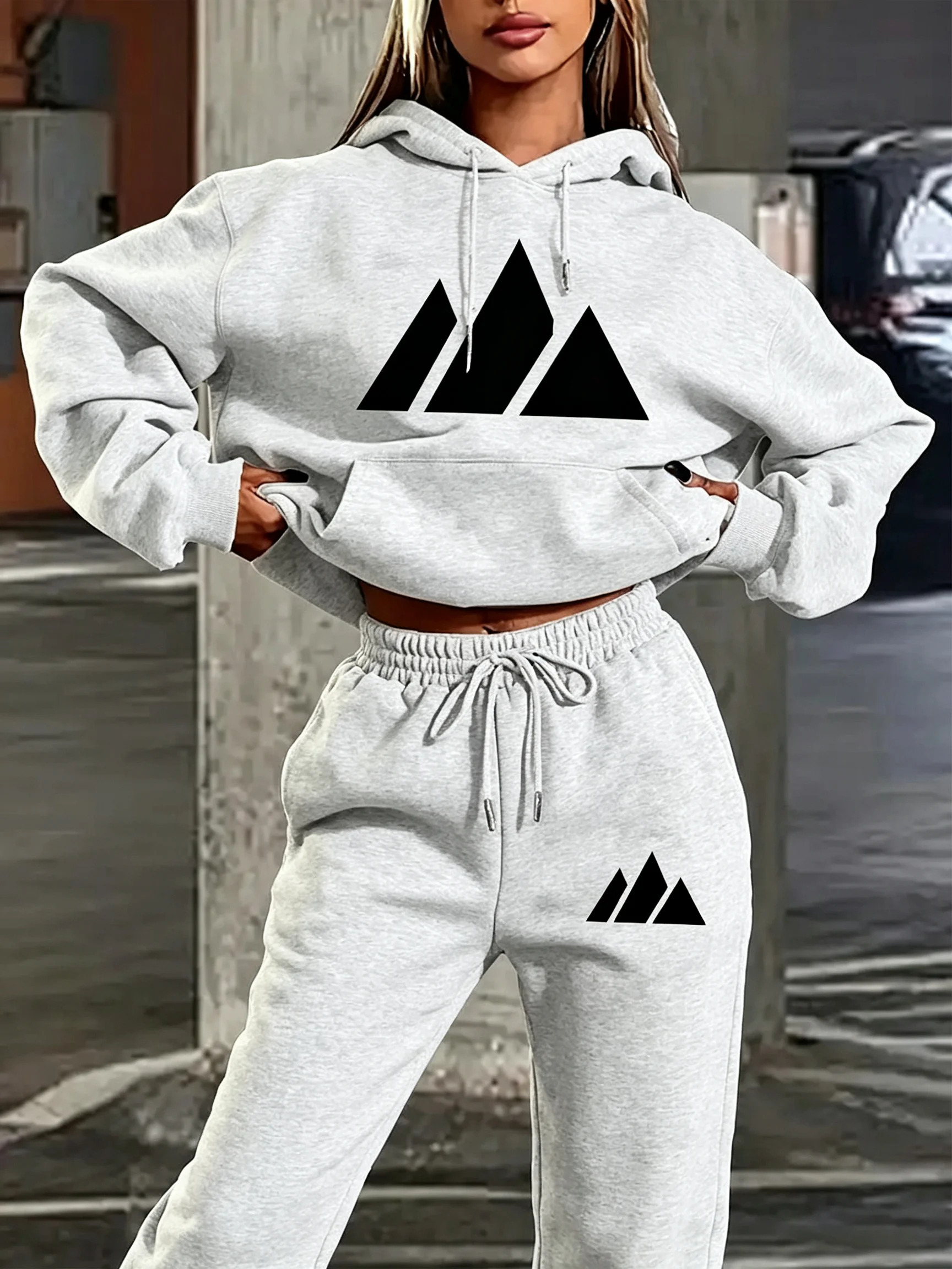 Damen-Hoodie-Trainingsanzug, schwarzes 2-teiliges Outfit mit Dreieck- und Buchstabenmuster, Kapuzenpullover und Jogginghose, Damen-Freizeitlook – Detail 9