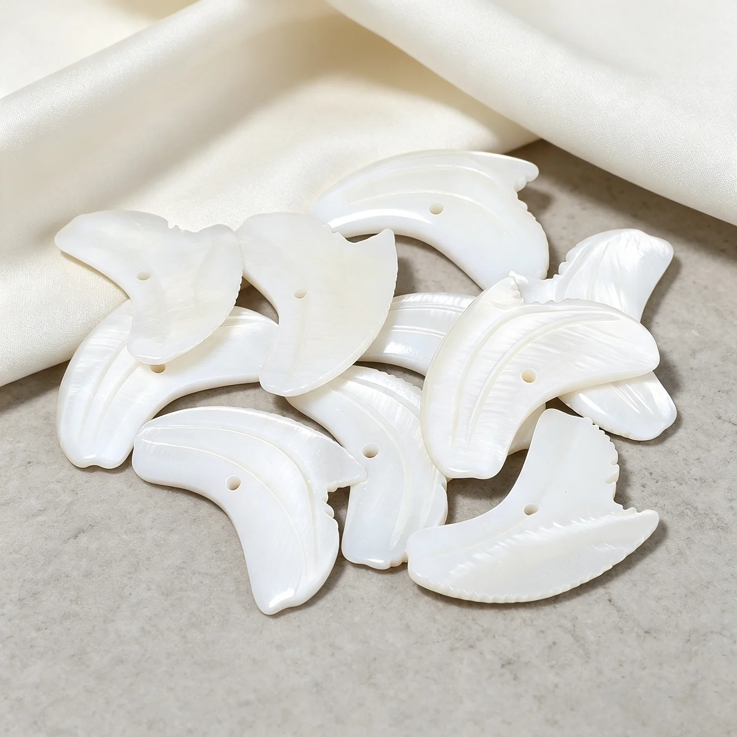 10Pcs 17x25mm Fish Tooth Shell Pendants Side Hole DIY Jewelry Making Ocean Adventure Personalized Accessories Necklace Component