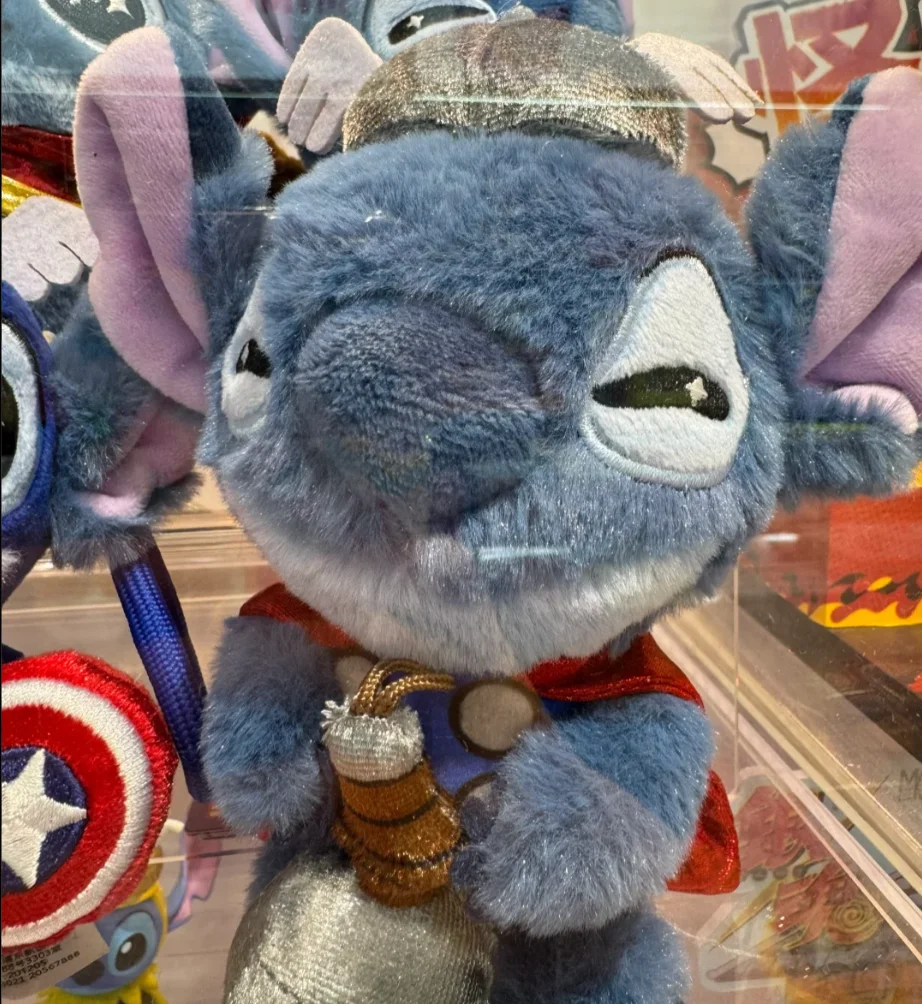 En Stock, juguetes calientes genuinos, Stitch Cosbi, la más quiere convertirse en serie, caja ciega, llavero con colgante de superhéroe, regalo para niños y niñas