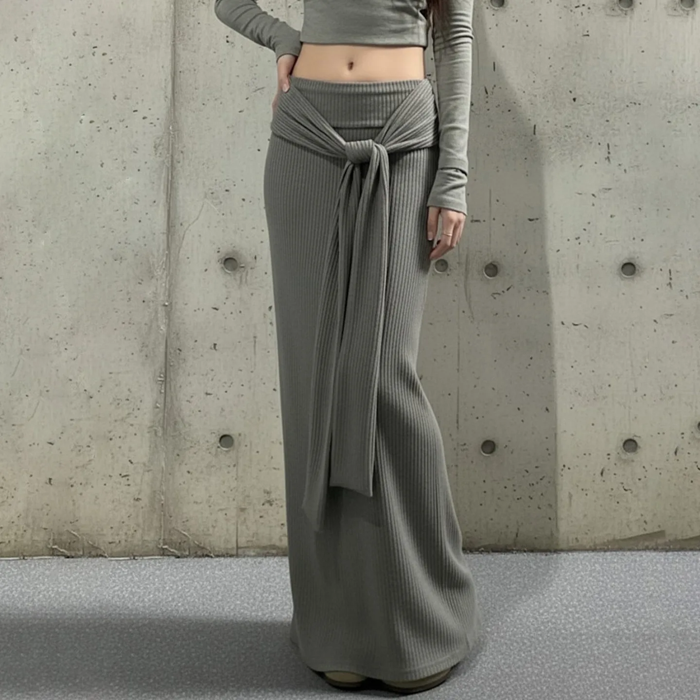 خريف جديد حزام الخصر تصميم رمادي محبوك تنورة التوابل فتاة ضئيلة منخفضة الخصر الورك تنورة طويلة