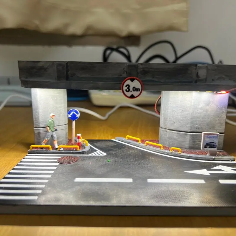 

Модель гаража для автомобилей масштаба 1/64: Конструкция диорамы-основания для миниатюрного двухуровневого перекрестка