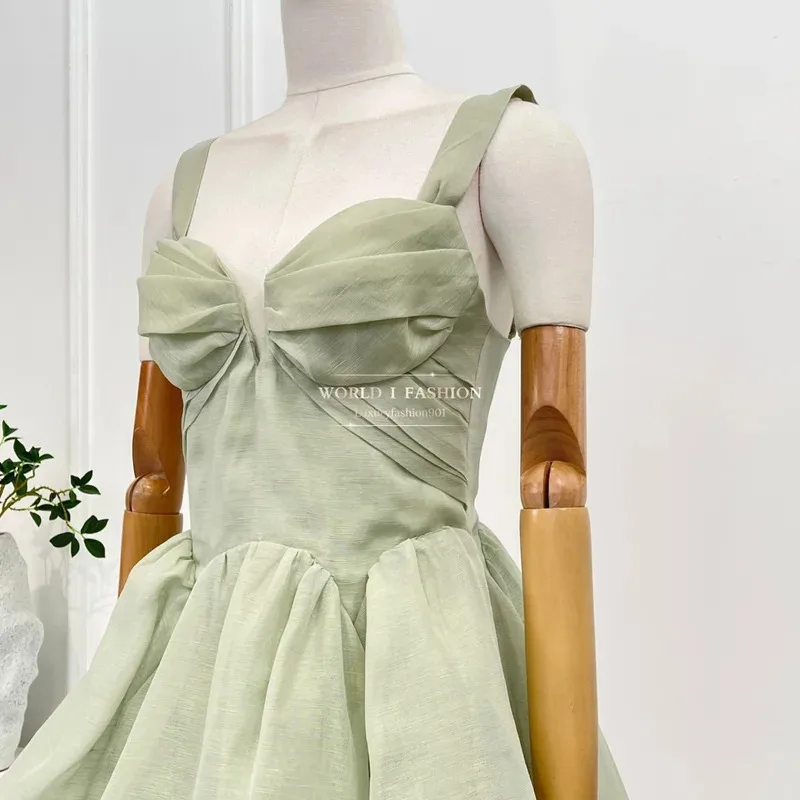 2025年秋の新作レディースドレス グリーン チェストコンプレッション フォールド ノースリーブ バックレス ミニドレス