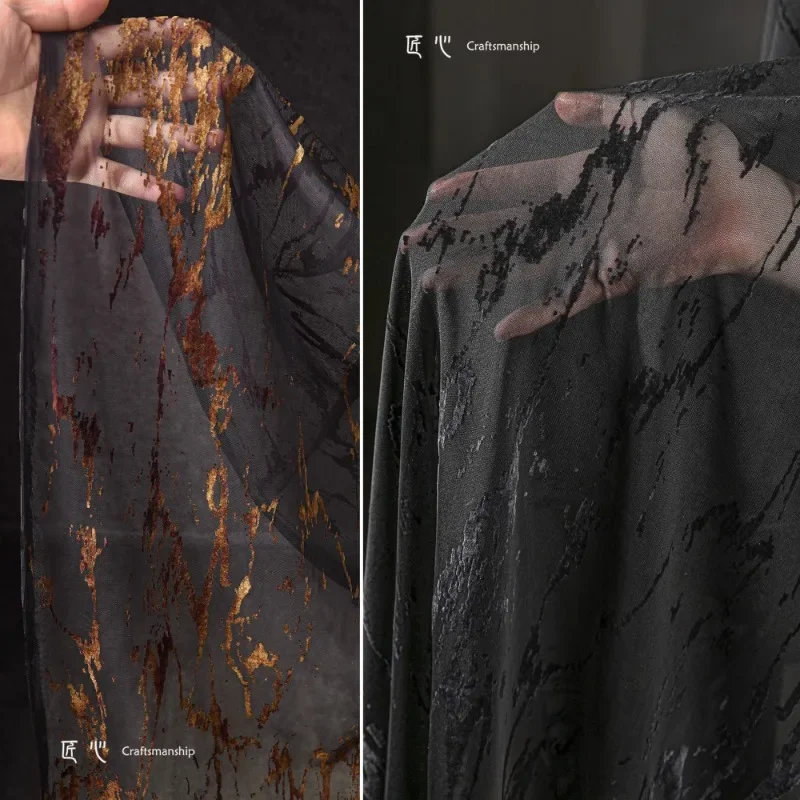 สีน้ําตาลเข้มสายฟ้า Flocking ตาข่ายไล่โทนสีลูกไม้ดอกไม้สีเข้มกระโปรงสามมิติเสื้อผ้าออกแบบผ้า