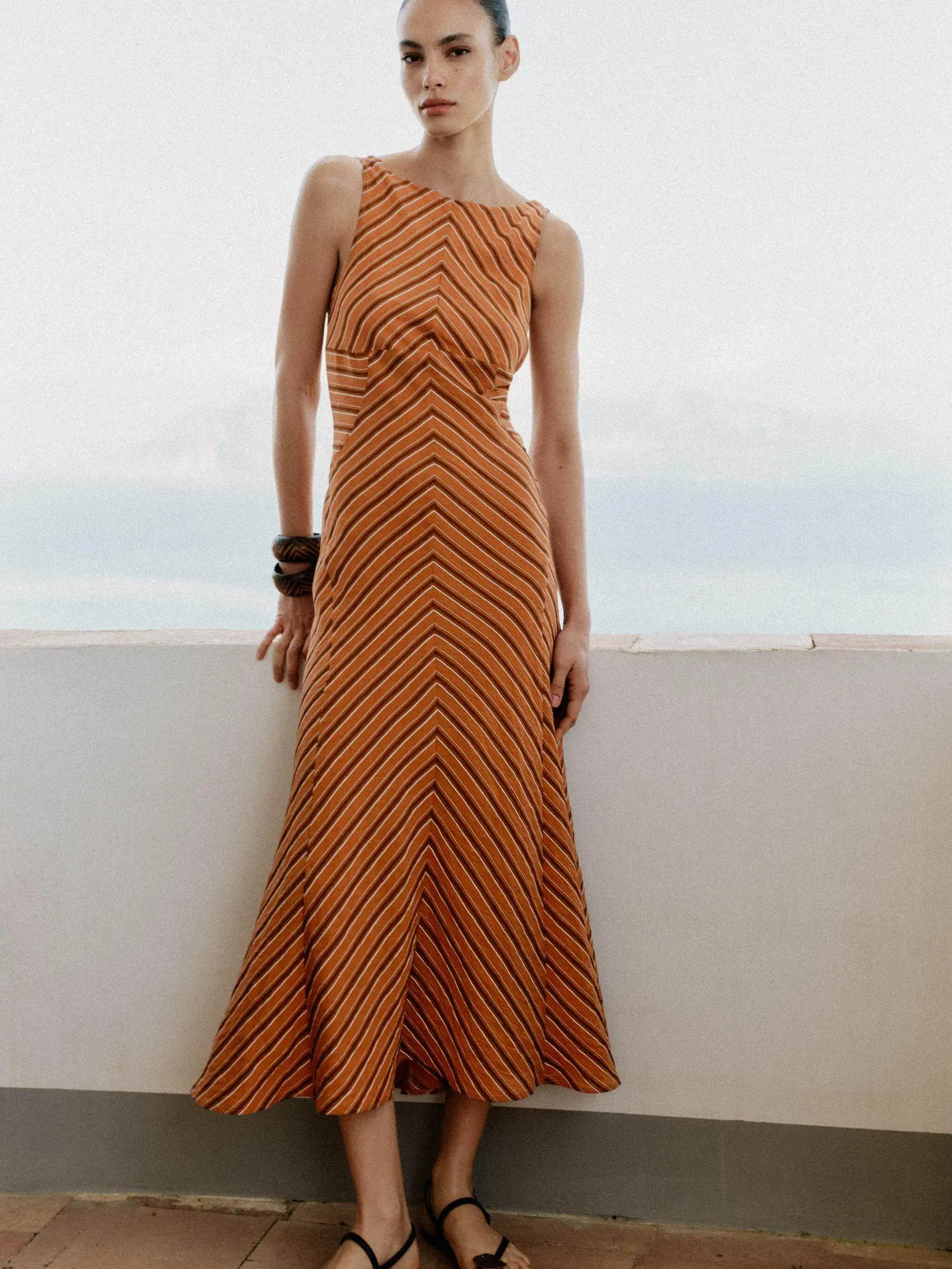 

New Summer Women's Sleeveless round Neck Backless Striped Midi Dress Fashionable Elegant Style for Young Women 18-25 Years Old