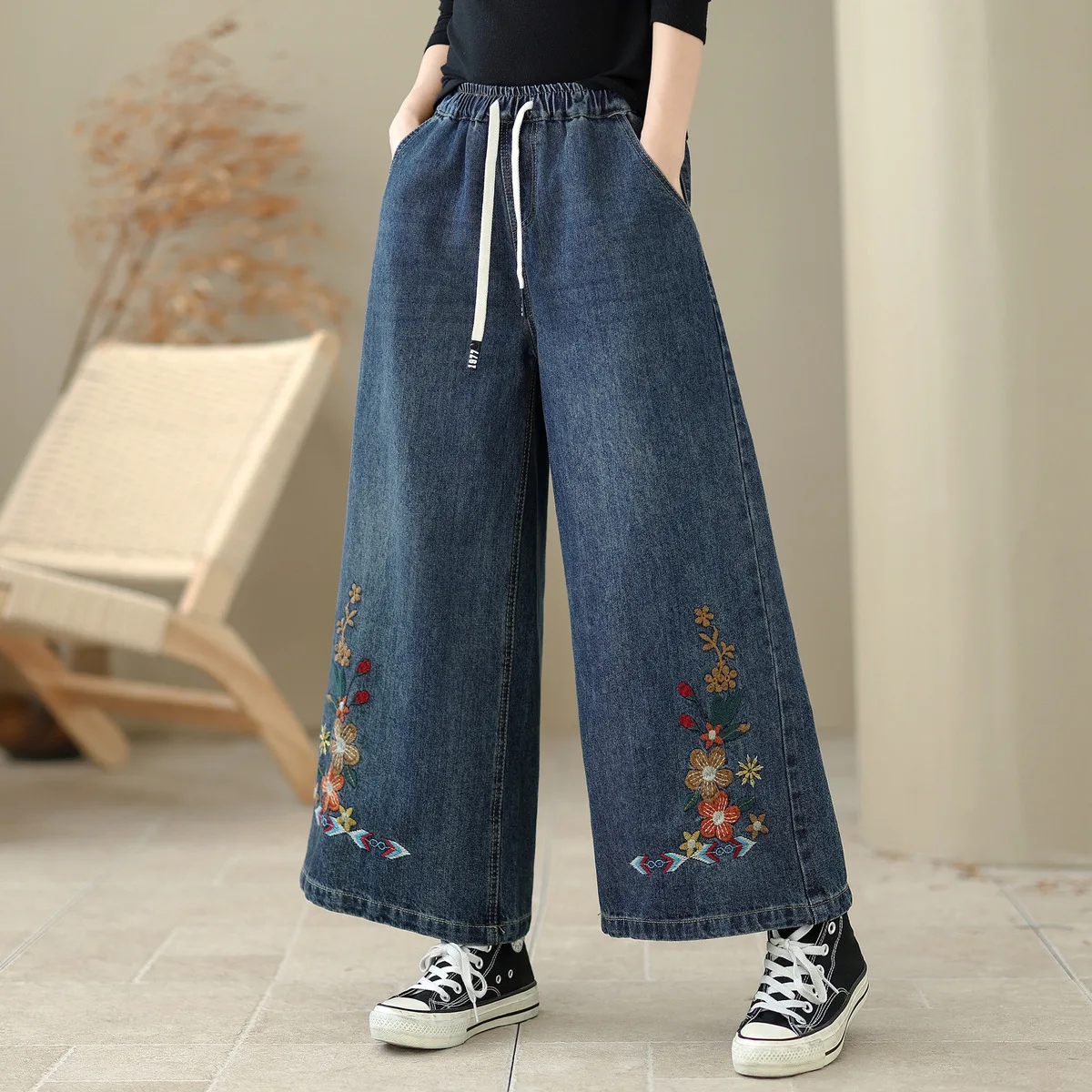 Nowe jeansy damskie na jesień 2025, bawełniane, z elastyczną talią, haftowane kwiatami, w stylu Mori Girl, vintage, luźne spodnie z szerokimi nogawkami B59658CC