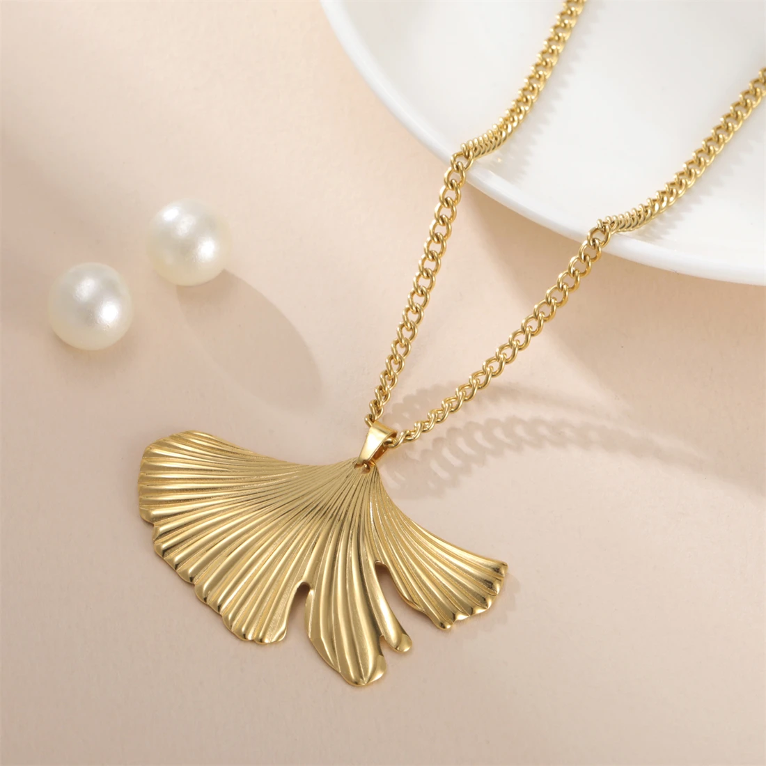 Eueavan Exquisite Ginkgo-Blatt-Halsketten aus Edelstahl, vergoldet, modische, unregelmäßige Blätter für Damen, wasserfester Schmuck, Geschenke – Detail 9