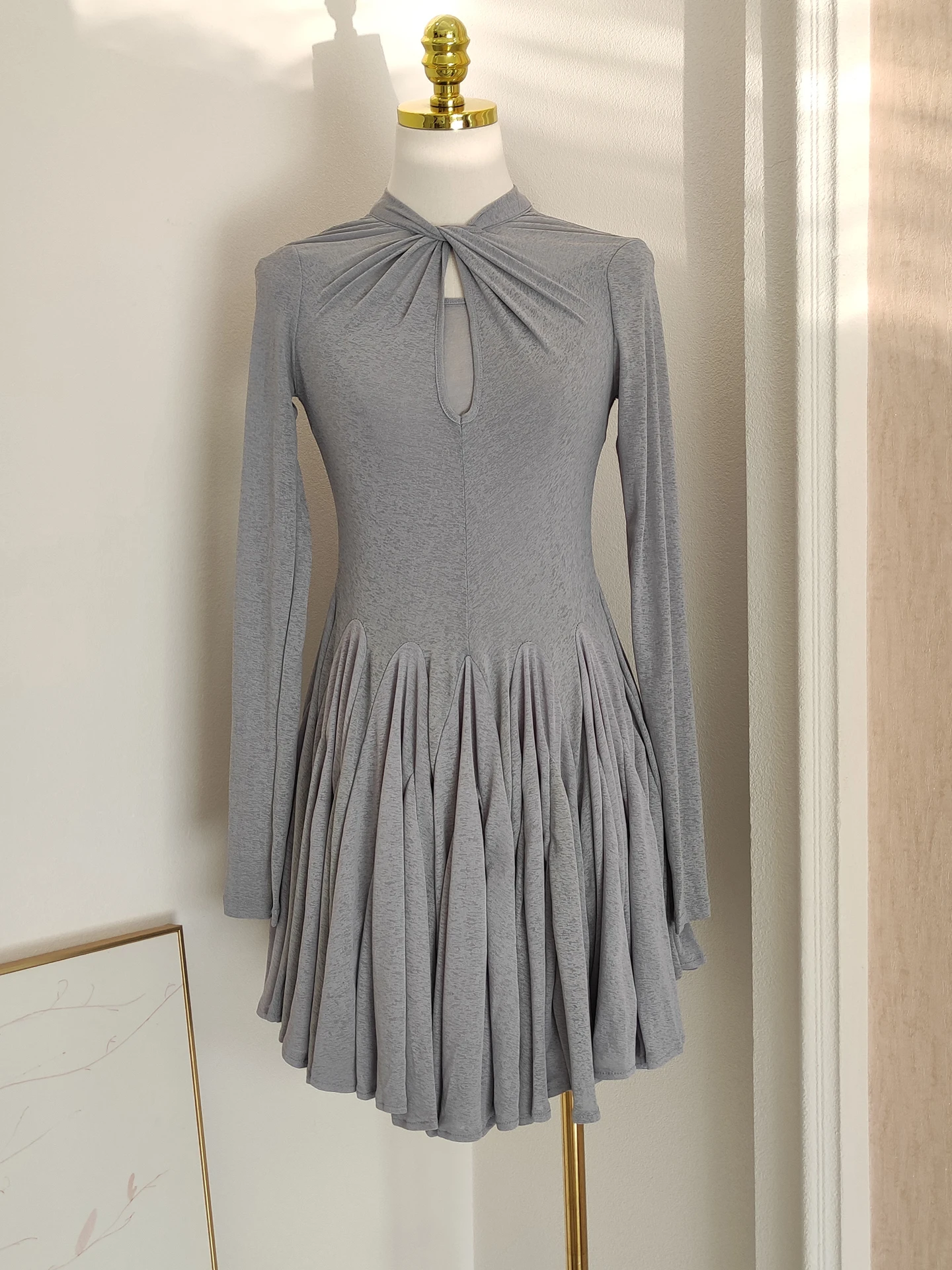 여성 섹시 긴팔 홀 디자인 클럽 바디콘 미니 드레스 라운드넥 주름 이브닝 파티 럭셔리 생일 드레스 신상 베스티도