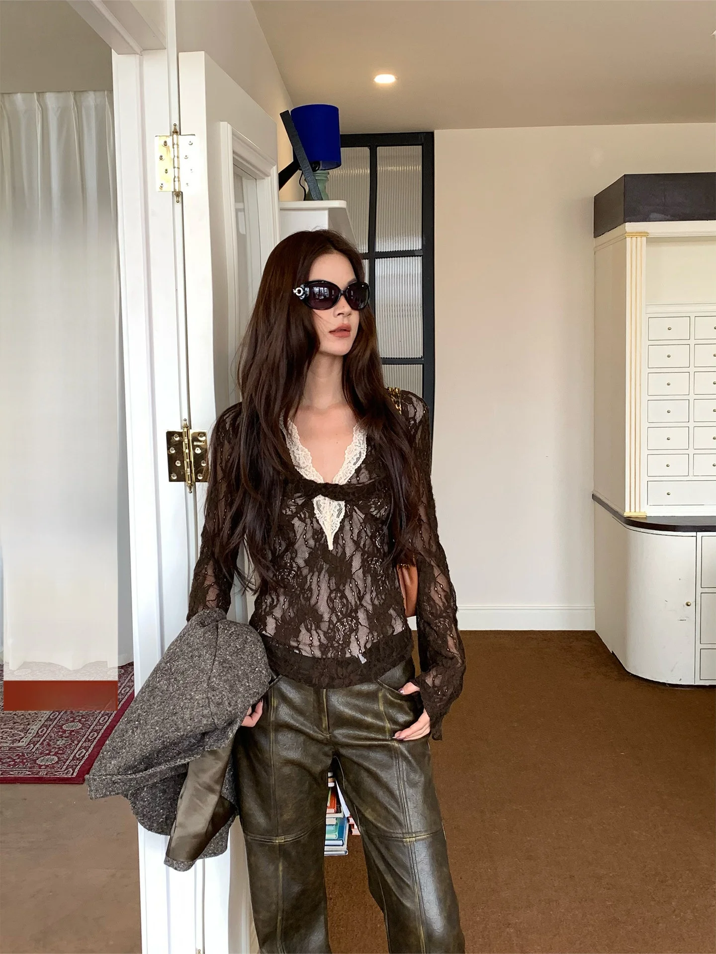 

Retro Lace Splicing Ruffle V-ne Long Sve Slim Fit Knitted Base irt Women's Design Sensation Faion Top