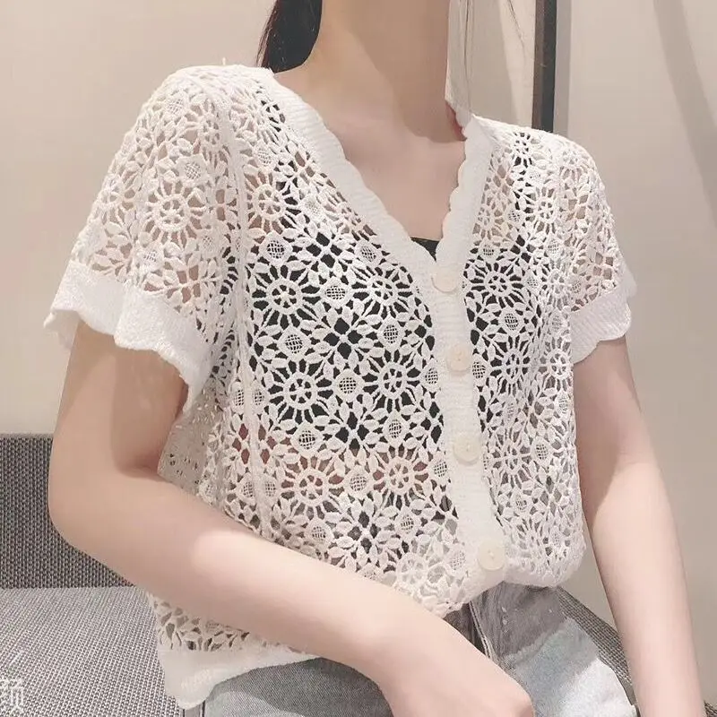 2025 nuevas mujeres ahuecan hacia fuera el cuello en V Top de encaje de manga corta camisa abierta nicho moda versátil estilo chal blusa