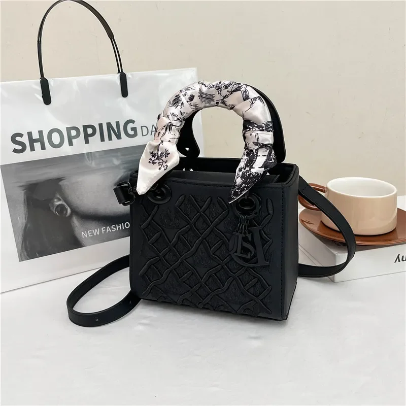 

Trendy Parisian-Inspired Messenger Bag - Solid Color Crossbody Tote With Minimalist Design & Premium Leather Trim