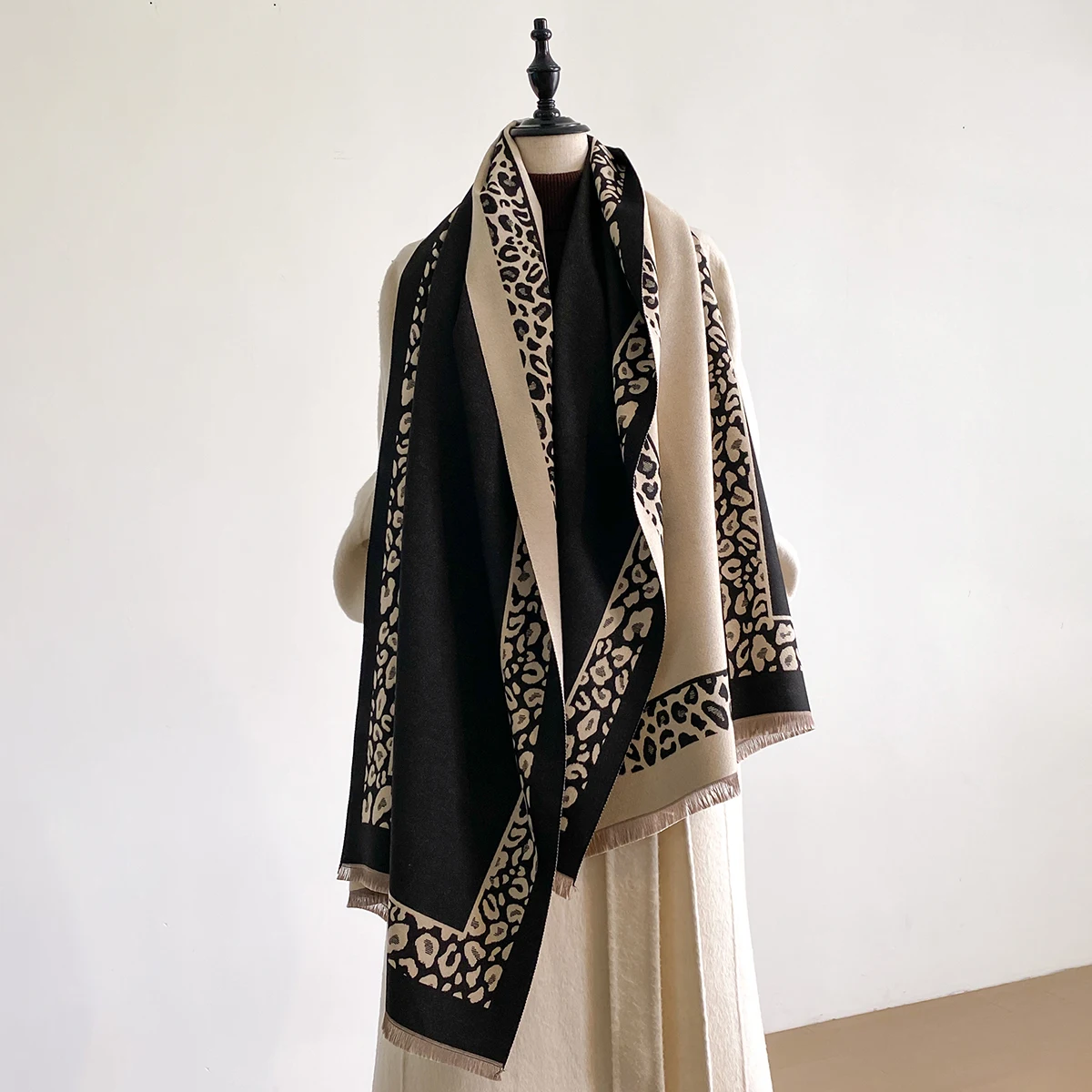 

New Luxury Winter Cashmere Retro Leopard Print Scarf Women Warm Pashmina Poncho Scarves Fashion Shawl Thick Foulard Bufanda 2025