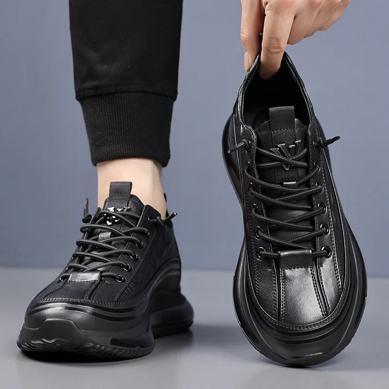 รองเท้าผ้าใบหนังวัวลายจระเข้ดีไซน์ใหม่สำหรับผู้ชาย สีดำ แฟชั่นลำลอง รองเท้ากีฬาชาย 2025 รองเท้าพื้นหนาดีไซน์ใหม่