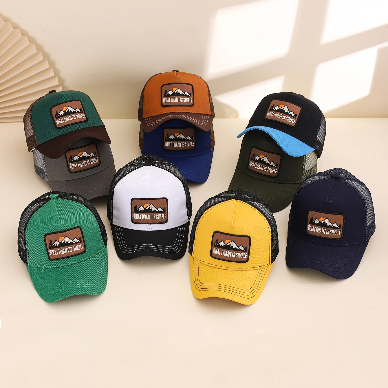 Modische Sommer-Baseballkappe mit Lochmuster und gesticktem Sonnenuntergangs-Bergdesign, Outdoor-Sonnenschutz-Snapback-Mütze