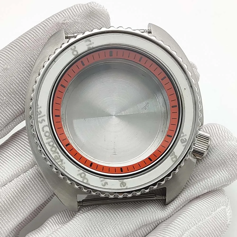 A caixa de 45 mm é adequada para movimentos NH35/NH36, com cristal de safira, coroa laranja e caixa de aço inoxidável 316L