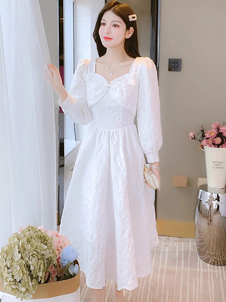 เดรสยาวแขนยาวคอเหลี่ยมลายแจ็คการ์ดสีขาวสไตล์ฤดูใบไม้ร่วงสำหรับผู้หญิง ดีไซน์หรูหรา สวมใส่สบายๆ อยู่บ้าน แฟชั่นเกาหลี 2025 ทรงเข้ารูป