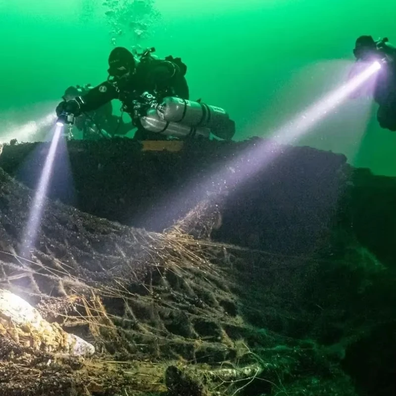 2025 Newly Upgraded Diving Flashlight, Equipped with Powerful Professional Underwater Light Rechargeable IP8 Waterproof Light