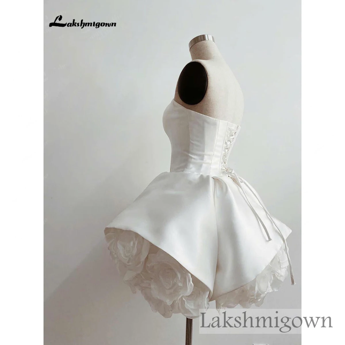 Trägerloses kurzes Satin-Hochzeitskleid mit 3D-Rosenblumenbesatz am Saum, Mini-Brautkleid mit Schnürkorsett-Rücken, einfaches Empfangs-Hochzeitskleid – Detail 7
