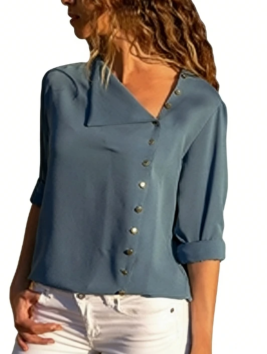 

Женская блузка свободного кроя с длинными рукавами и асимметричной планкой на пуговицах из легкой ткани