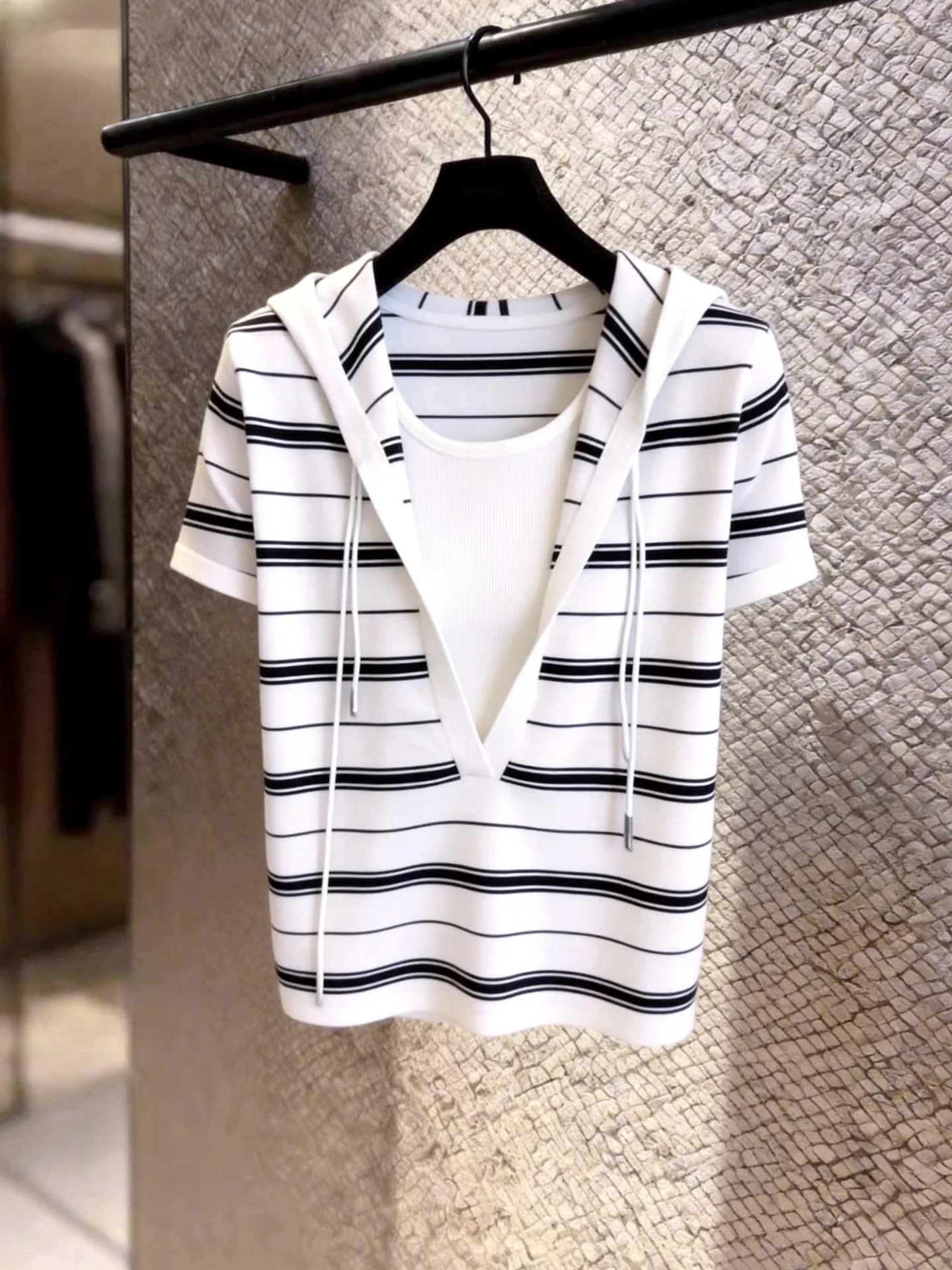 

Chic Contrast Color Stripe Fake Two-Piece Design Hat T-Shirt Short Sleeve Summer Fashion Versatile Women's Loose Fit T-Shirt