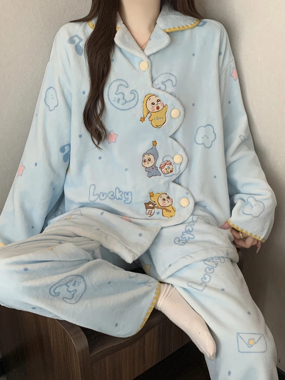 thickened-coral-fleece-pajamas-women's-autumn-winter-cartoon-star-man-sweet-flannel-home-clothes-set-long-sleeve-button-front
